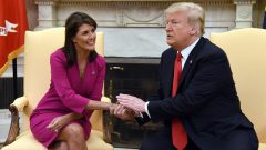 Em outubro de 2018, o então presidente Donald Trump apertava a mão a Nikki Haley, Embaixadora norte-americana nas Nações Unidas[Fotografia: Olivier Douliery / AFP]