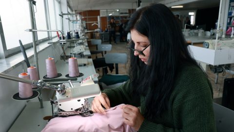 Trabalhadoras ucranianas e cerca de 40 máquinas de costura rumaram a Portugal após a invasão russa para dar continuidade à produção de vestidos de noiva e de cerimónia de uma confeção em Cherkassy, situada a 200 quilómetros de Kiev, em Mesão Frio, 14 de fevereiro de 2023. A confeção Love Lace instalou-se em Mesão Frio, concelho de Guimarães, e atualmente emprega dois portugueses e 18 ucranianos. [Fotografia: ESTELA SILVA/LUSA]