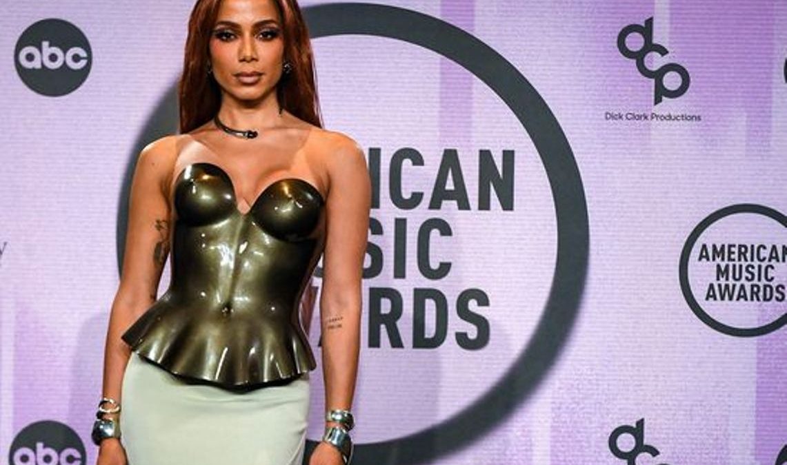 Anitta 45373360_32PC6VW_549_800