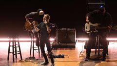 Lady gaga calças rasgadas ténis Óscares