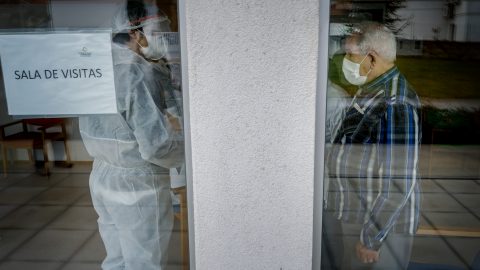 Máscaras lares de idosos hospitais adeus covid-19