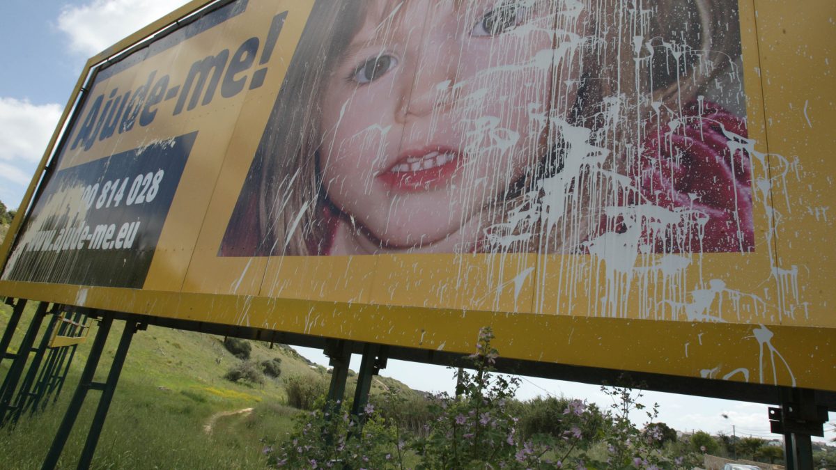 Lagosplacard de publicidade  (outdoor) danificado com tinta com a fo
