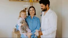 Kirsty Bryant está grávida após transplante de útero que recebeu da mãe com a filha Violet e o marido