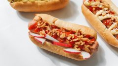 cachorro quente fora de casa comer