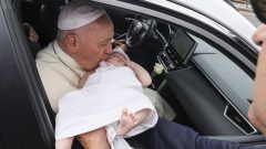 Maria do Carmo, a babé de mês e meio abençoada pelo Papa Francisco Lisboa JMJ