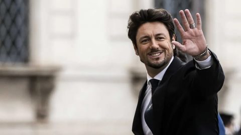 Andrea Giambruno é jornalista e companheiro da primeira-ministra italiana Giorgia Meloni violação violação em grupo bêbedas mulheres lobos