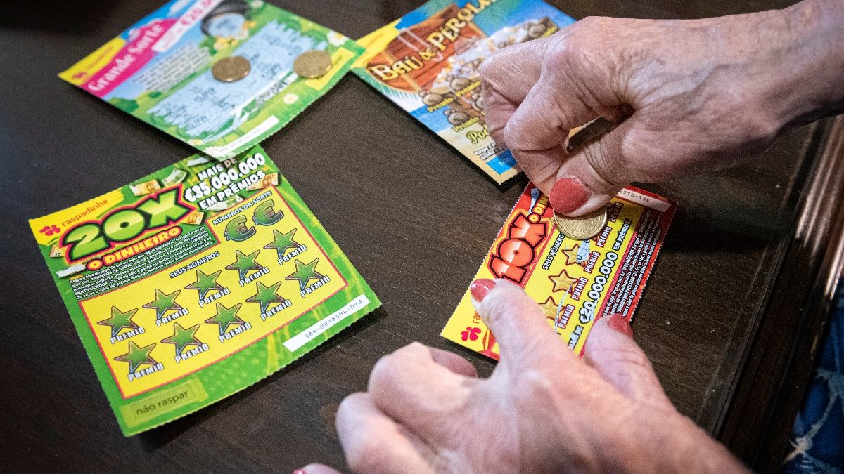 Porto, 22/08/2019 - Vício das Raspadinhas.(André Rolo / Global Imagens)