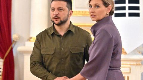 Presidente ucraniano, Volodymyr Zelensky, com a mulher, a primeira-da, Olena Zelenska, em julho de 2023 [Fotografia: Sergei SUPINSKY / AFP]