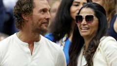Ator Matthew McConaughey e a modelo e designer brasileira Camila Alves regra nove dias casamento sucessoncur / AFP]