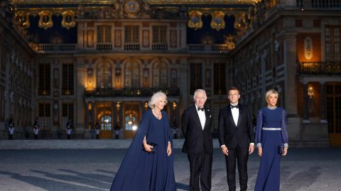 Rainha Camilla e Rei Carlos III, o presidente francês Emmanuel Macron e a primeira dama Brigitte Macron [Fotografia: Ludovic MARIN / AFP]