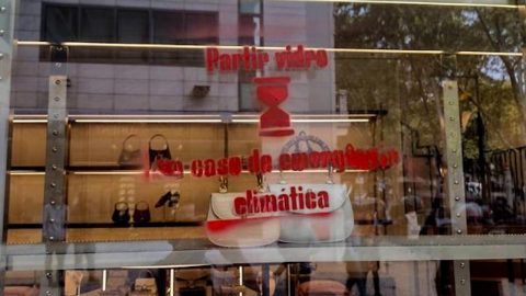 protesto climáxico Gucci montra