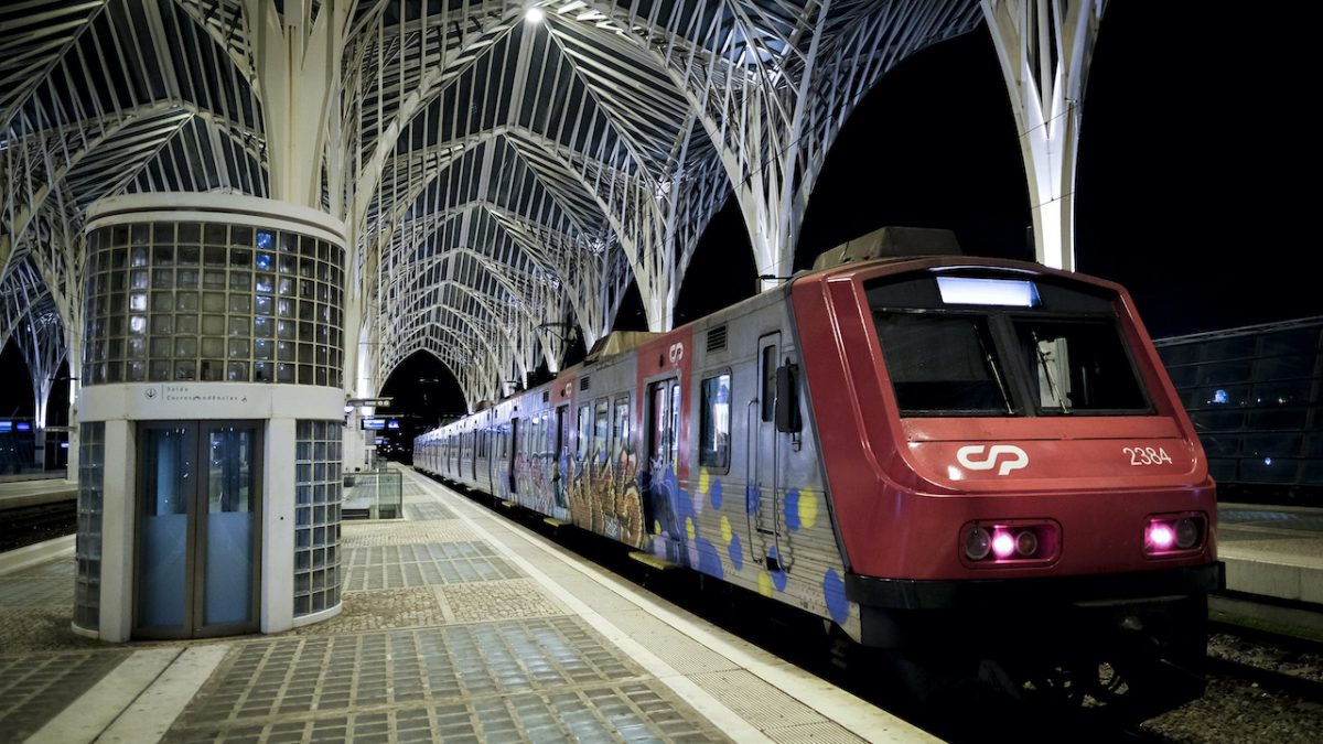 Agentes da PSP colhidos por comboio na Gare do Oriente