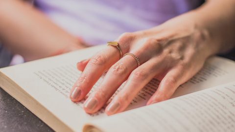 cor de unhas castanho cinza taupe inverno 2023 tendência shopping