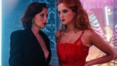 Atrizes Vera Kolodzig e Júlia Palha na quinta temporada da série O Clube SIC Opto