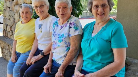 Joan Harris, Elsie Webb, Sylvia Crane e Mary Grace Tassone amigas juntas escola lar
