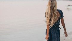 vestidos cinto mãos na cintura shopping tendência