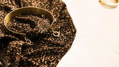 Vermelho e leopardo: combinação tendência