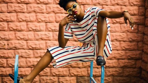 Riscas pés cabeça shopping tendência