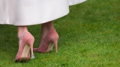 Sapatos de Zara Tindall, sobrinha de Carlos III de Inglaterra, numa receção nos jardins do palácio de Buckingham protetores de tacões