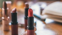 cores batôns parecer mais velha castanho nude ameixa vinho