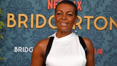Adjoa Andoh Bridgerton iluminação pele negra crítica Netflix