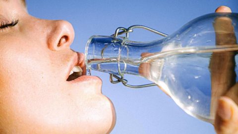 beber água garrafa reutilizavel limpa cuidados