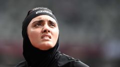 Velocista afegã Kimia Yousofi usa Olímpicos para pedir “Educação. Desporto. Direitos” para as mulheres