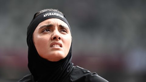 Velocista afegã Kimia Yousofi usa Olímpicos para pedir “Educação. Desporto. Direitos” para as mulheres