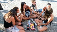 Constança, de 15 anos, Constança, de 16, Constança, de 15, Sofia, com 16, Leonor, 16, e Rita, de 15 revelam todos os detalhes necessários para assistir a um concerto cheio de energia e pulos como o de Travis Scott. Recomendações mesmo muito úteis Travis Scott