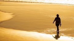 correr caminhar andar praia areia benefícios cuidados prós contras