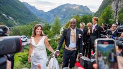 Princesa Märtha Louise da Noruega e Durek Verrett chegam à festa de casamento no Hotel Unio, em Geiranger, a 31 de agosto
