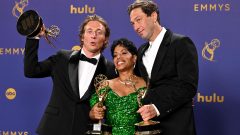 Jeremy Allen White , Liza Colon-Zayas e Ebon Moss-Bachrach em noite de Emmy the Bear estraia quarta temporada junho 2025