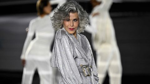 Jane Fonda Semana da Moda de Paris 86 anos cabelos grisalhos L'Oréal