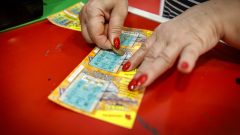 Raspadinha tia sobrinha aniversário prenda presente dólares euros EUA Kentucky