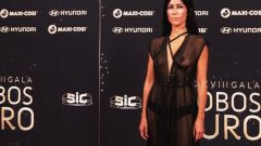 Fadista Ana Moura na passadeira vermelha dos Globos de Ouro, em 2024 transparência peito amamentação novo single