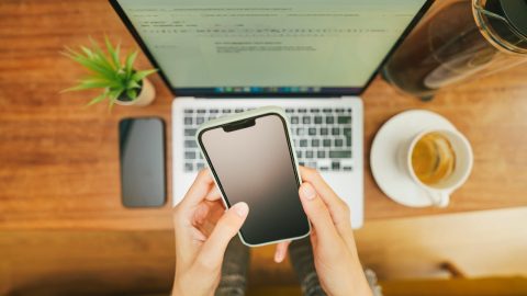 jovens estudo ecrãs