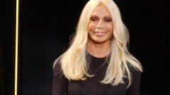 Donatella Versace irreconhecível rosto cirurgia Londres O Diabo Veste Prada