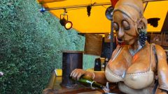 Atração Alice apresentada no mercado de Natal de Nice e que causou contestação sexismo