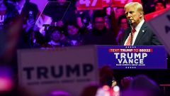 Donald Trump mulheres transgénero educação migrantes segundo mandato