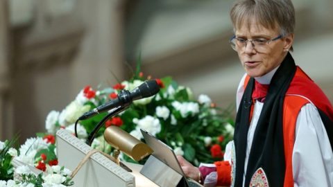 Mariann Edgar Budde sacerdotisa reverenda sermão irgraja espicopal Trum minorias LGBT migrantes