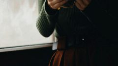 saias castanhas aposta midi microtendência shopping