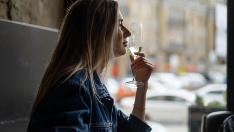 mulher álcool ICAD jovens relatório embriaguez severa