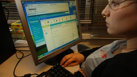 entrega IRS agregado comunicar estudantes despesas deslocados 2025